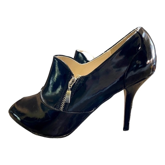 CHARLOTTE RUSSE, BLACK PATENT LEATHER HEELS. ATTRACTIVE ZIP UP CLOSURE. SIZE 8 - Picture 5 of 8